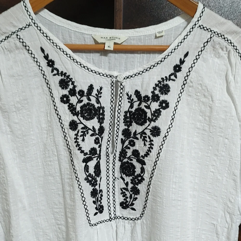 Max Studio White Blouse with Black Embroidery - Picture 3 of 4